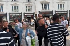 Evangelista leva tapa no rosto enquanto pregava sobre arrependimento na Inglaterra