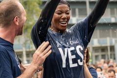 Mais de 1.000 pessoas participam de culto e batismos em praça, na Suíça