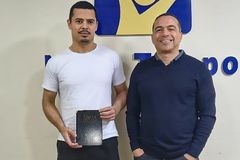 Após encontrar Bíblia perdida há 25 anos, jovem se reconcilia com Deus