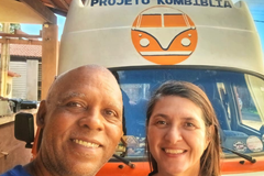 Casal viaja pelo Brasil evangelizando e realizando ação social em kombi adaptada