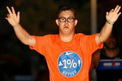 \"Deus me cercou com anjos\", diz 1º homem com síndrome de Down a completar prova de triatlo