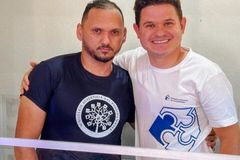 Após ser evangelizado em Libras pela internet, surdo viaja 22h para ser batizado