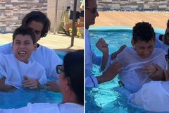 Menino com paralisia cerebral emociona ao ser batizado: \"Jesus vive nele\"