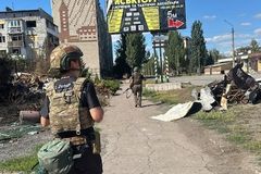 Capelão é perseguido por drones na linha de frente da guerra na Ucrânia
