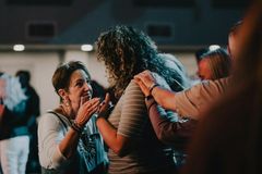 Maioria dos que não frequentam igreja dizem que iriam se fossem convidados, diz pesquisa