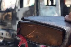Bíblia fica intacta após caminhão ser incendiado em ataque em Fortaleza