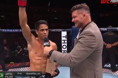 Lutador prega com Bíblia no UFC Rio: \"Jesus está voltando! Desperta, Brasil!\"