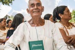 Aos 87 anos, idoso se torna tradutor da Bíblia: \"Deixarei um legado\"