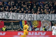 Torcida da Romênia exibe faixa sobre perseguição: \"Defenda os cristãos na Nigéria\"