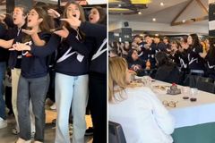 Coral de alunos cristãos louva em restaurante e emociona: ‘A refeição virou culto’