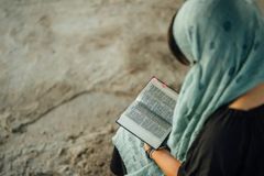 Cristã é batizada com uma garrafa de água na Ásia Central: “Novo nascimento”