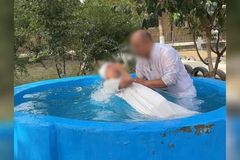 Cristã perseguida é batizada secretamente na Ásia: "Ninguém pode me afastar de Jesus"