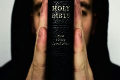 O espírito do engano: Como falsos profetas, IA e frieza humana moldam o ‘Fim dos Tempos’