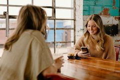 Pesquisa: 38% das mulheres da Geração Z são ateias, agnósticas ou sem religião nos EUA