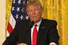 Trump assina ordem de liberdade religiosa: "Pessoas de fé não podem ser intimidadas"