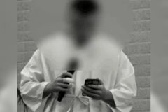 Ex-muçulmano é batizado após ser evangelizado por cristão condenado à morte: “Fé viva”