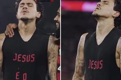Pedro Guilherme comemora gol do Flamengo com camisa “Jesus é suficiente”