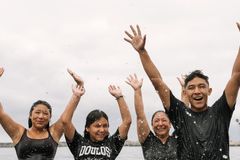 Igreja batiza 2.100 pessoas em praia na Califórnia: “Sinal de avivamento”