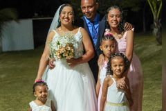 Casal supera vícios e celebra casamento em base missionária: ‘Jesus mudou nossas vidas’