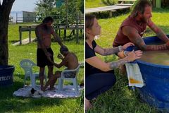 Idoso enfermo é batizado em caixa d'água no Amazonas: ‘Me arrependi dos meus pecados’