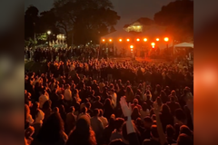 Centenas de jovens transformam Halloween em noite de louvor em praça de Curitiba
