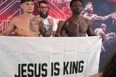 Oponentes exibem juntos faixa \"Jesus é Rei\" em competição de MMA: \"Não somos inimigos\"