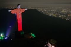 Versículo da Bíblia é projetado no Cristo Redentor: \"No princípio, o Verbo era Deus\"
