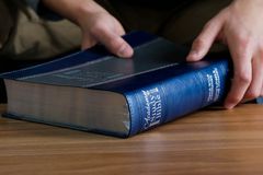 Mais americanos estão lendo a Bíblia, mas poucos acreditam que ela seja 100% precisa