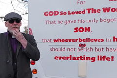 Polícia britânica alerta pastor sobre ‘discurso de ódio’ por exibir versículo em sua van