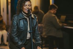 Nívea Soares lança álbum acústico \"Em Casa\"