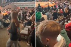 Mais de 600 estudantes se ajoelham no altar para aceitar Jesus nos EUA: \"Mover de Deus\"