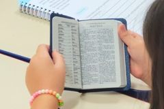 Prefeitura de Curitiba permite distribuição de Novos Testamentos em escolas municipais