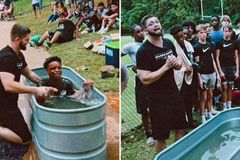 Jogadores de futebol americano são batizados após treino nos EUA: \"É coisa de Deus\"