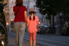 Justiça impede mãe de levar filha à igreja após exigência do pai nos EUA