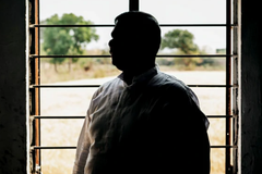 Após agressões na prisão, pastor ora por filho de carcereiro que é milagrosamente curado