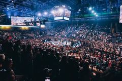 Cruzada em universidade onde Charlie Kirk foi morto leva mais de 2.000 a Jesus