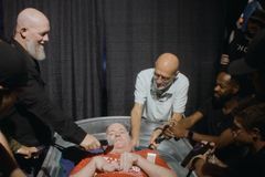 Paralítico é batizado, após amigo orar por 35 anos: \"Jesus é meu Salvador\"