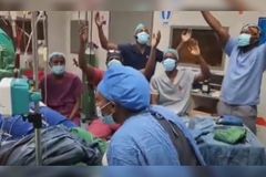 Equipe médica louva a Deus durante cirurgia cerebral: \"Ele trouxe cura\"