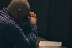 Homem com câncer de próstata é curado após oração na Igreja