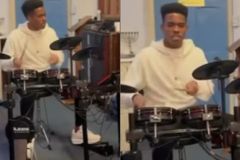 Craque da Seleção, Estevão toca bateria durante culto em Londres