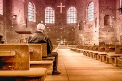 França alerta para crescente ameaça islâmica contra cristãos