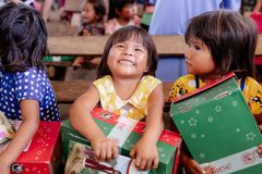 Missão de Franklin Graham dará caixas de sapato com presentes a 13 milhões de crianças