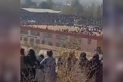 Adolescente de 13 anos realiza execução pública no Afeganistão sob regime Talibã