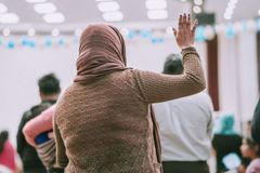 Após sentir Deus em funeral cristão, mulher se rende a Jesus: \"Era o que buscava\"