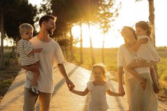 Millennials no Brasil são conservadores e priorizam família à carreira, diz pesquisa