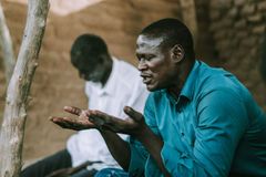 Terroristas sequestram pastor e família durante culto na Nigéria