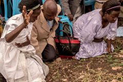 Feiticeiros se rendem a Jesus e tribo deixa de fazer sacrifícios de crianças, em Uganda