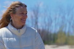 Mulher sobrevive a AVC e é curada de sequelas após orações: ‘Sem Jesus, não estaria aqui’