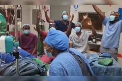 Equipe médica louva a Deus durante cirurgia cerebral: \"Ele trouxe cura\"