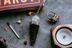 Pesquisa revela aumento de britânicos abandonando o cristianismo para aderir ao paganismo